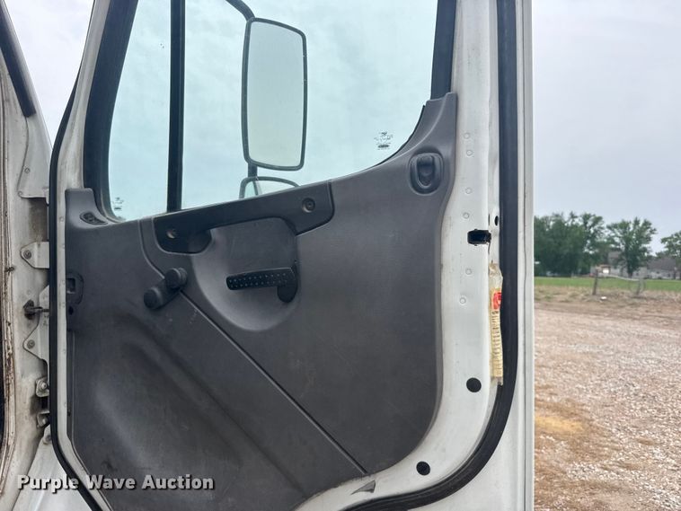 image for item FB7449 2005 Freightliner Business Class M2 refuse truck