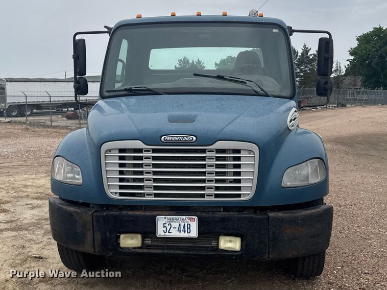 image for item FB7450 2005 Freightliner M2 truck cab and chassis