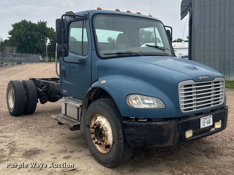 image for item FB7450 2005 Freightliner M2 truck cab and chassis