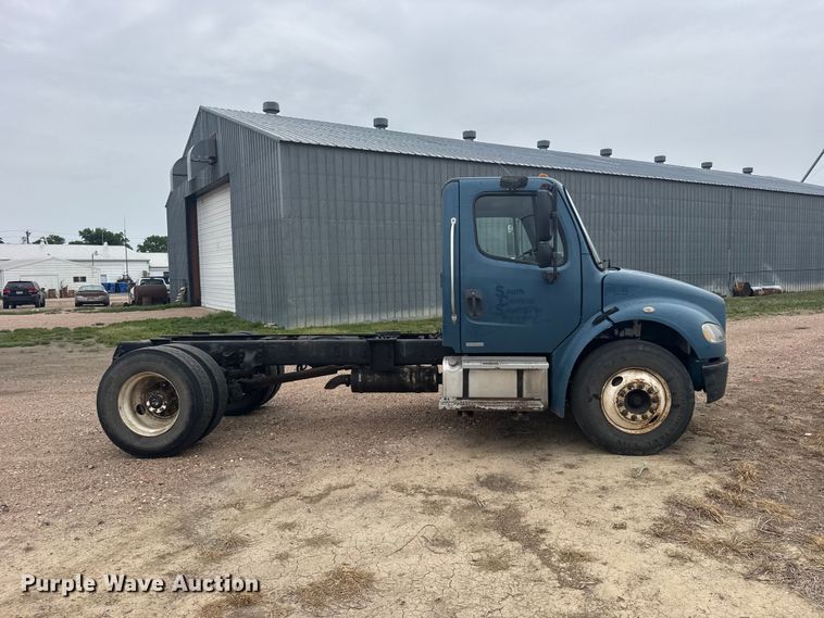 image for item FB7450 2005 Freightliner M2 truck cab and chassis