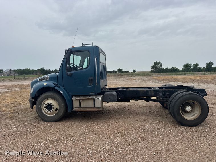 image for item FB7450 2005 Freightliner M2 truck cab and chassis