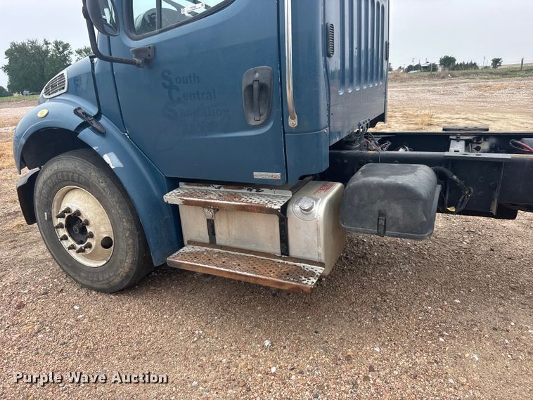 image for item FB7450 2005 Freightliner M2 truck cab and chassis