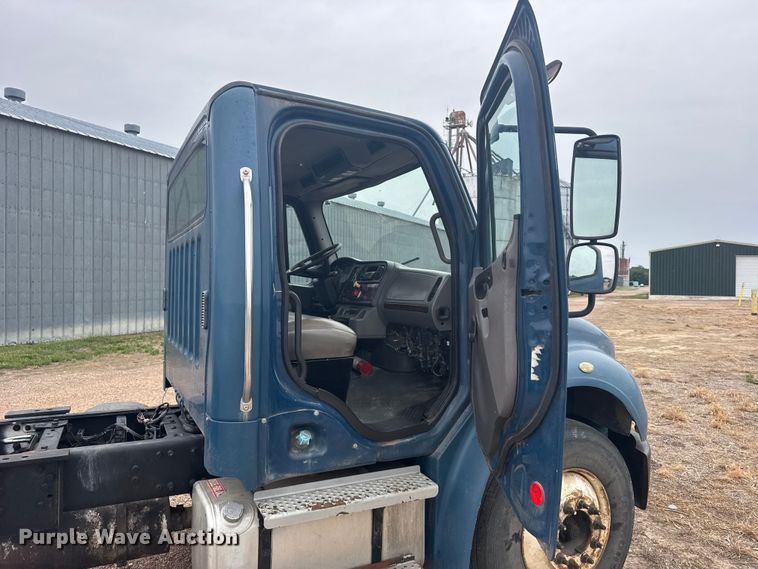 image for item FB7450 2005 Freightliner M2 truck cab and chassis