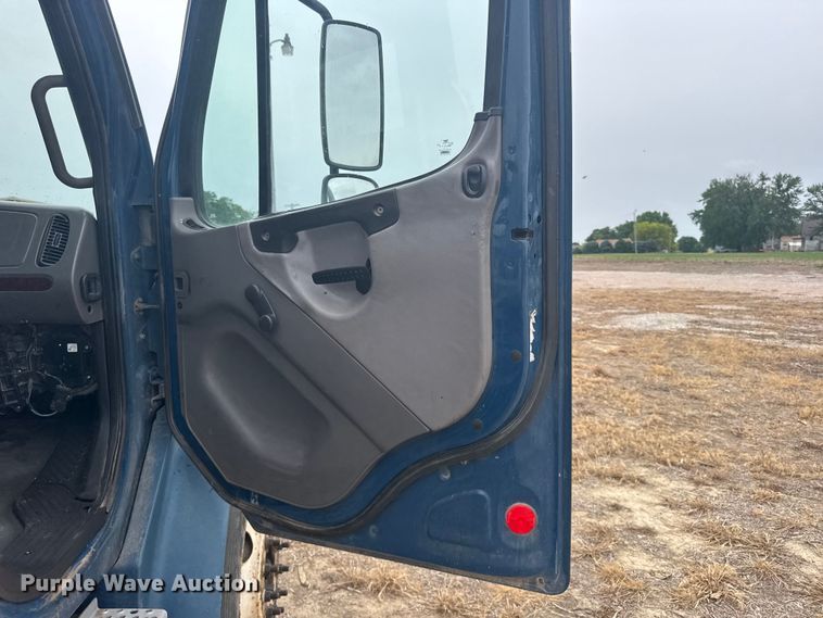 image for item FB7450 2005 Freightliner M2 truck cab and chassis