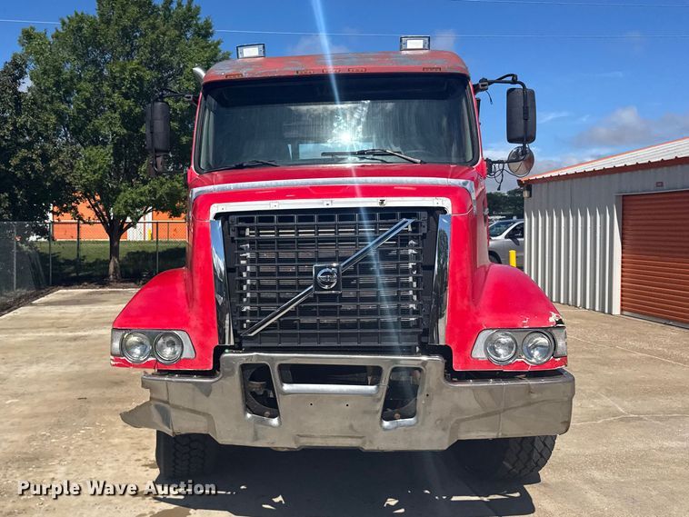 image for item FB7451 2006 Volvo  VHD roll-off container truck