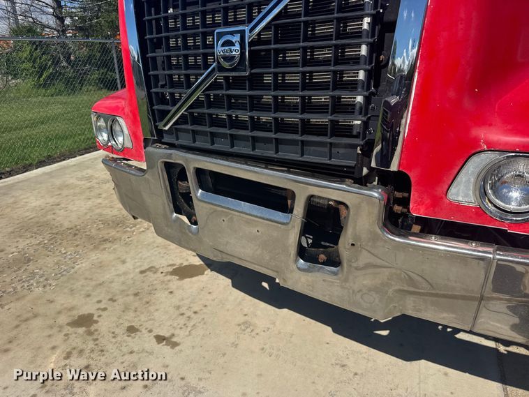 image for item FB7451 2006 Volvo  VHD roll-off container truck