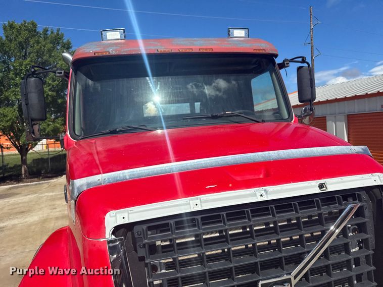 image for item FB7451 2006 Volvo  VHD roll-off container truck