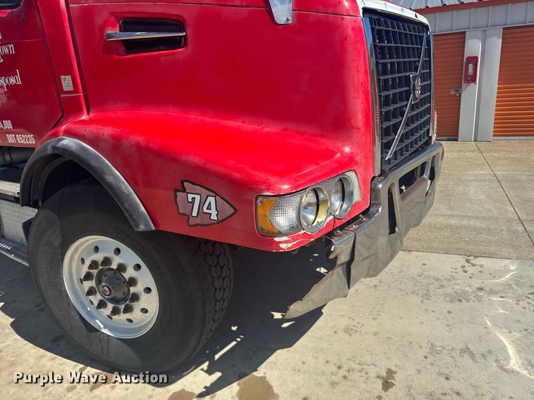 image for item FB7451 2006 Volvo  VHD roll-off container truck