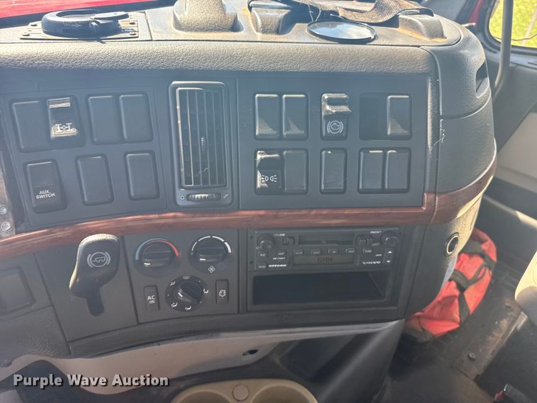 image for item FB7451 2006 Volvo  VHD roll-off container truck