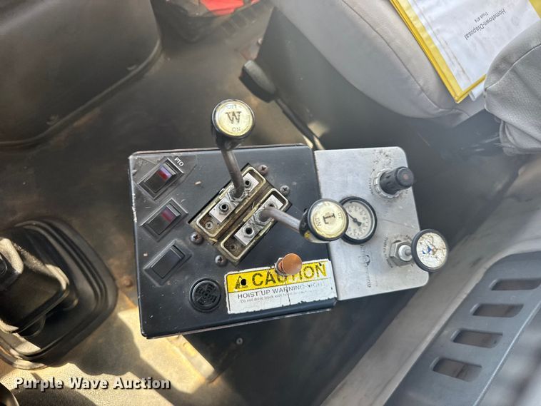 image for item FB7451 2006 Volvo  VHD roll-off container truck