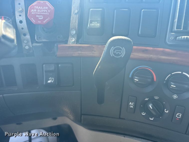 image for item FB7451 2006 Volvo  VHD roll-off container truck