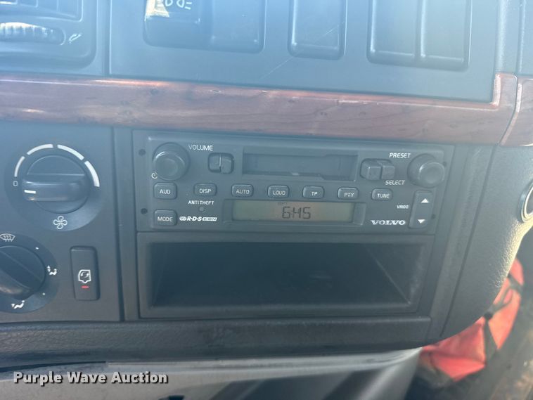 image for item FB7451 2006 Volvo  VHD roll-off container truck