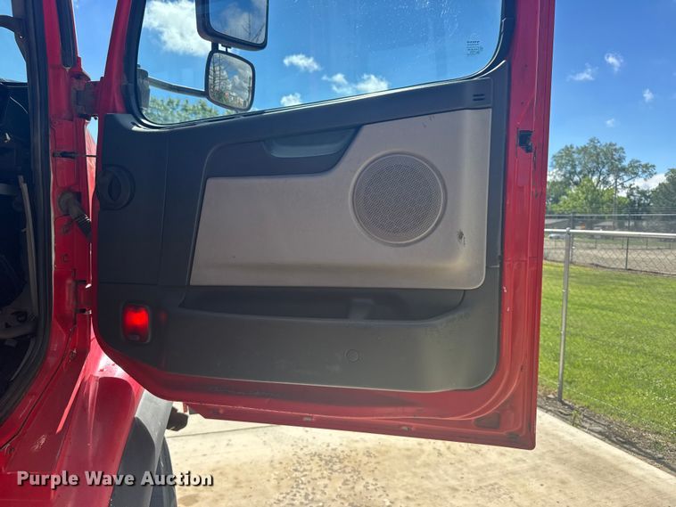 image for item FB7451 2006 Volvo  VHD roll-off container truck