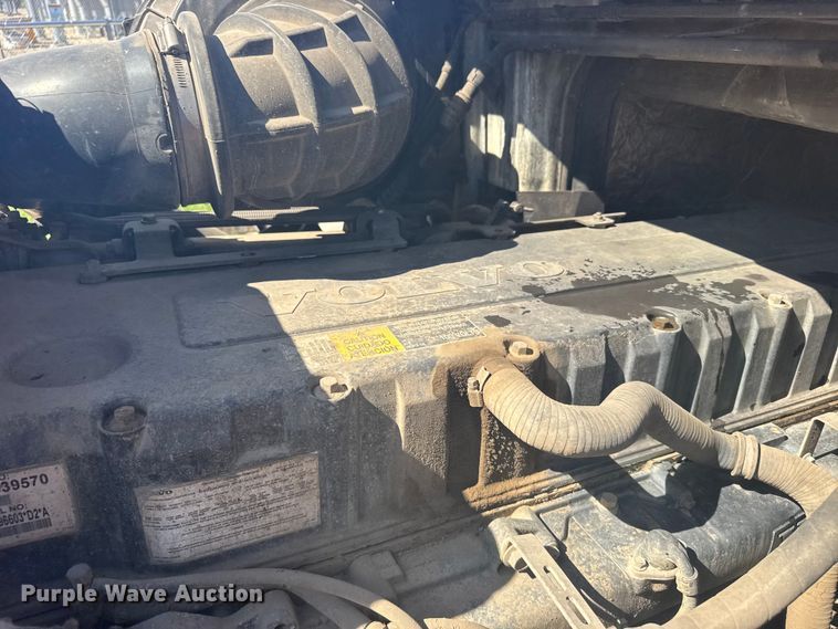 image for item FB7451 2006 Volvo  VHD roll-off container truck