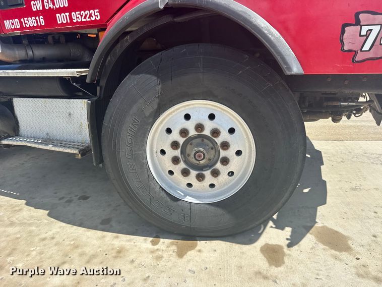 image for item FB7451 2006 Volvo  VHD roll-off container truck
