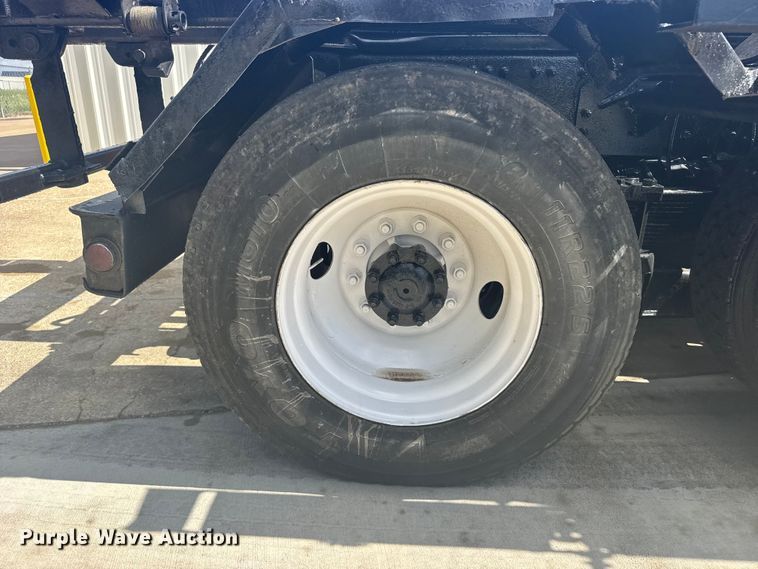 image for item FB7451 2006 Volvo  VHD roll-off container truck