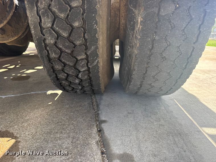 image for item FB7451 2006 Volvo  VHD roll-off container truck