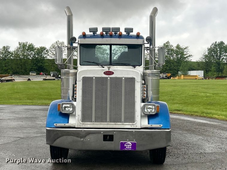 image for item FC2570 2001 Peterbilt 379 semi truck