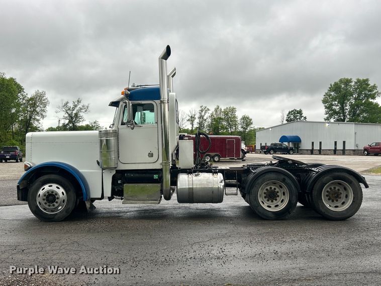 image for item FC2570 2001 Peterbilt 379 semi truck