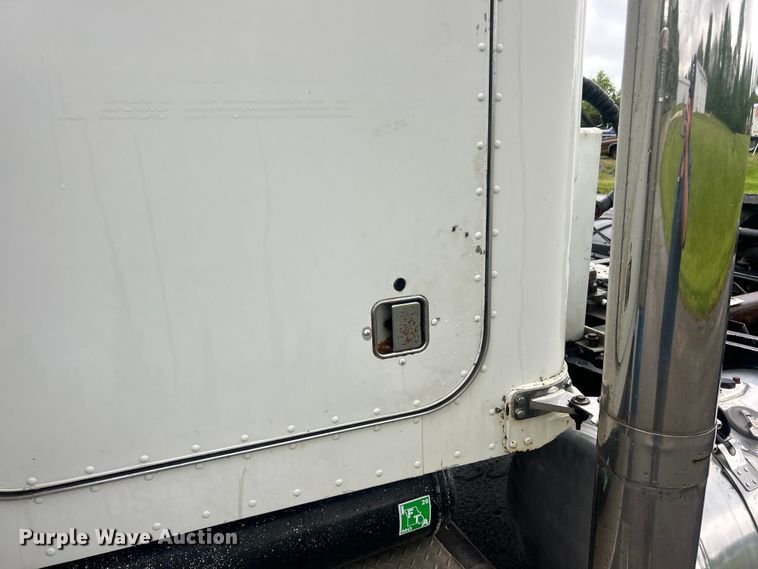 image for item FC2570 2001 Peterbilt 379 semi truck