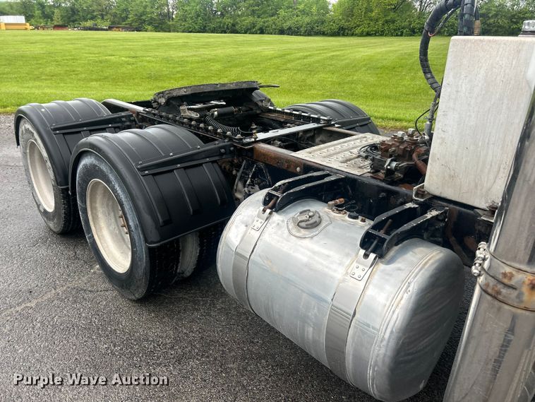 image for item FC2570 2001 Peterbilt 379 semi truck