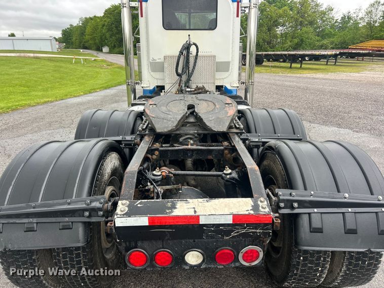 image for item FC2570 2001 Peterbilt 379 semi truck