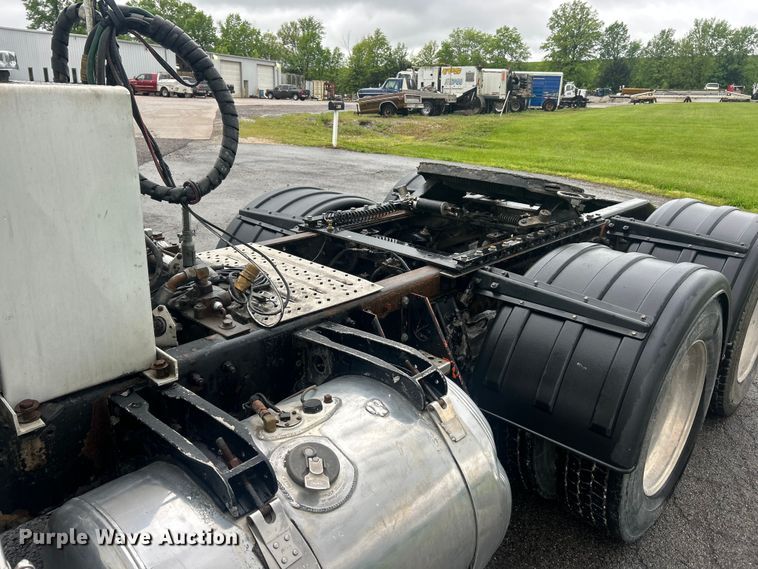 image for item FC2570 2001 Peterbilt 379 semi truck