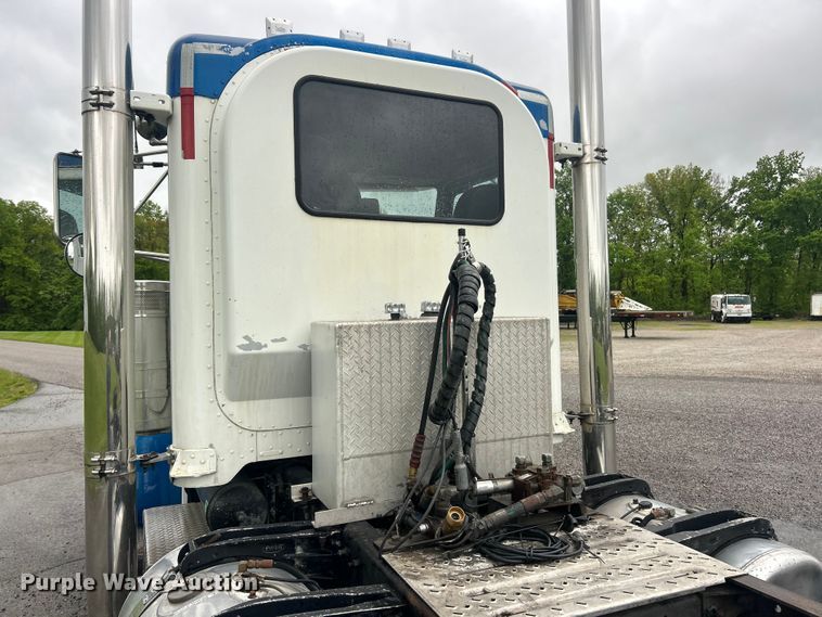 image for item FC2570 2001 Peterbilt 379 semi truck