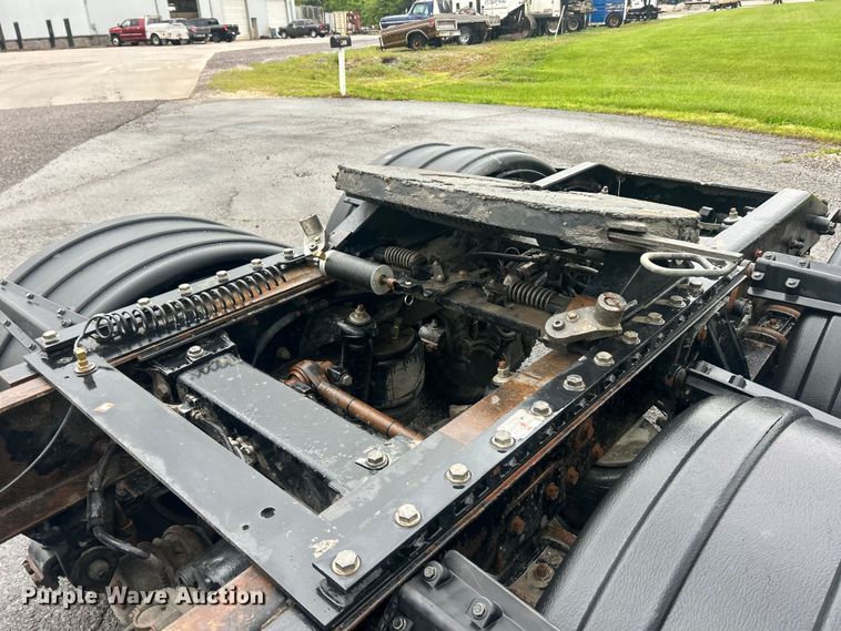 image for item FC2570 2001 Peterbilt 379 semi truck