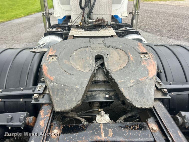 image for item FC2570 2001 Peterbilt 379 semi truck