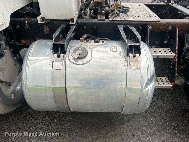 image for item FC2570 2001 Peterbilt 379 semi truck