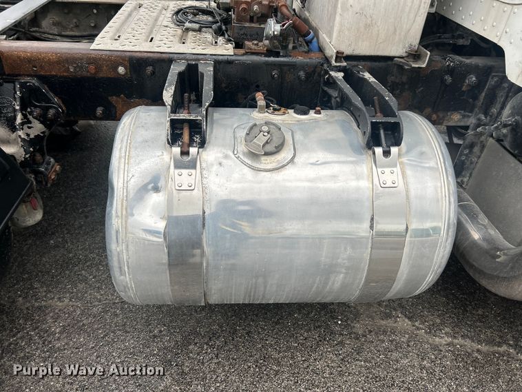 image for item FC2570 2001 Peterbilt 379 semi truck