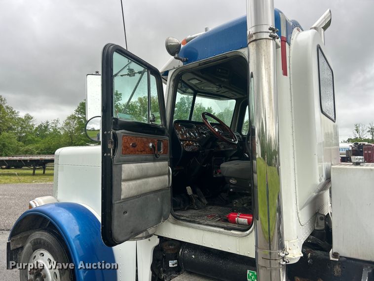 image for item FC2570 2001 Peterbilt 379 semi truck