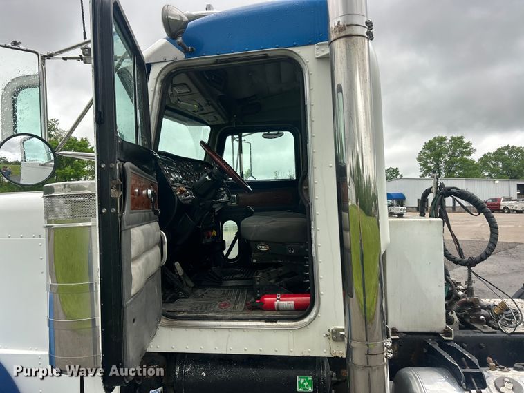 image for item FC2570 2001 Peterbilt 379 semi truck