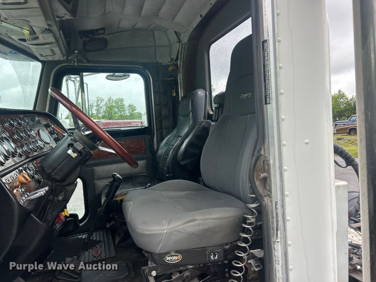 image for item FC2570 2001 Peterbilt 379 semi truck