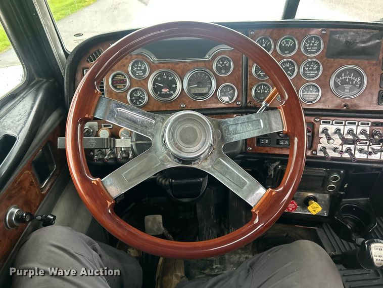 image for item FC2570 2001 Peterbilt 379 semi truck