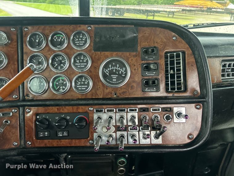 image for item FC2570 2001 Peterbilt 379 semi truck