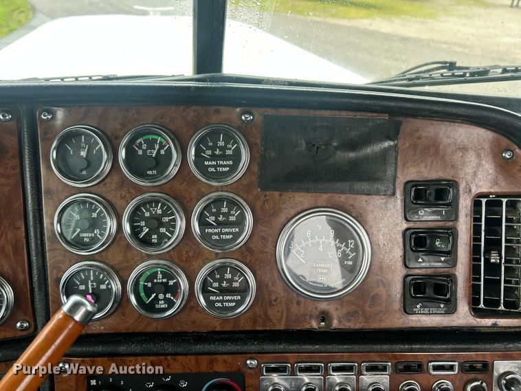 image for item FC2570 2001 Peterbilt 379 semi truck