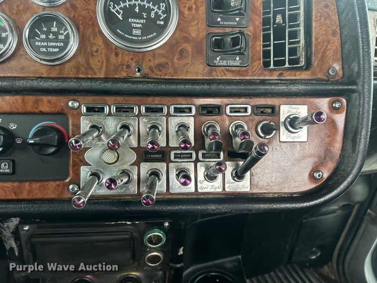 image for item FC2570 2001 Peterbilt 379 semi truck