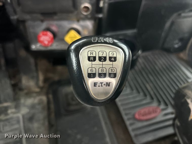 image for item FC2570 2001 Peterbilt 379 semi truck