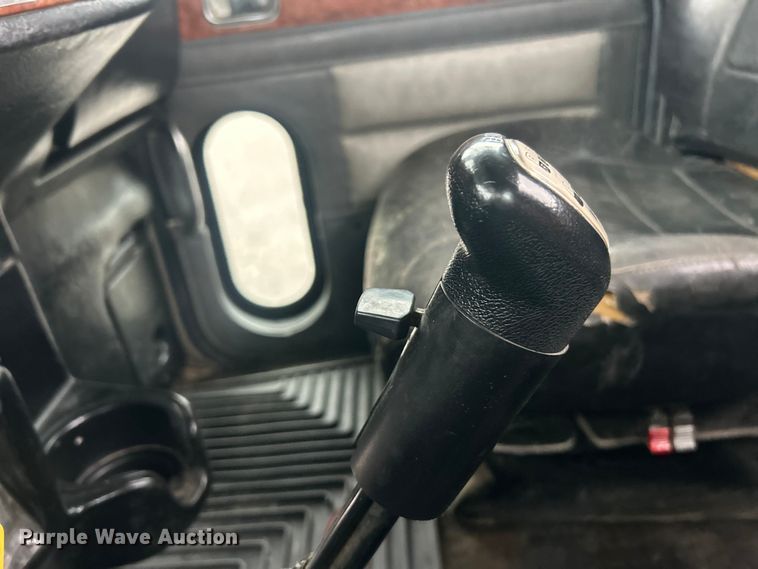 image for item FC2570 2001 Peterbilt 379 semi truck