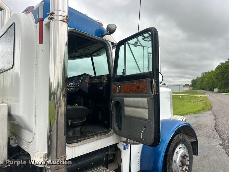 image for item FC2570 2001 Peterbilt 379 semi truck