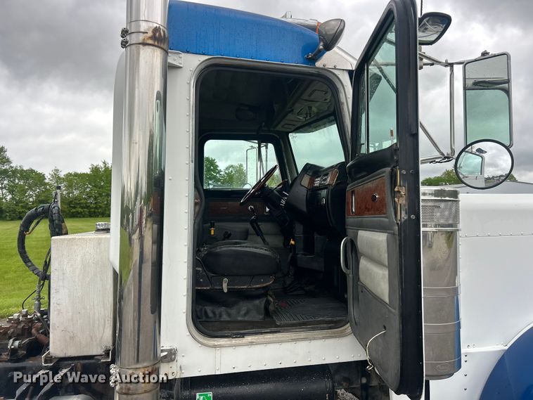 image for item FC2570 2001 Peterbilt 379 semi truck
