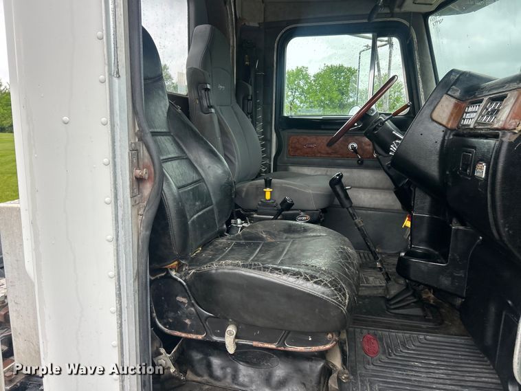 image for item FC2570 2001 Peterbilt 379 semi truck