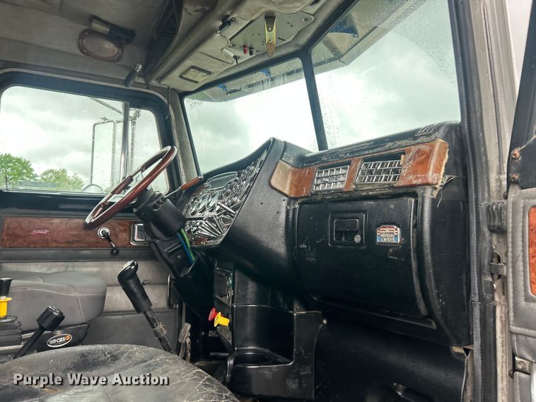 image for item FC2570 2001 Peterbilt 379 semi truck