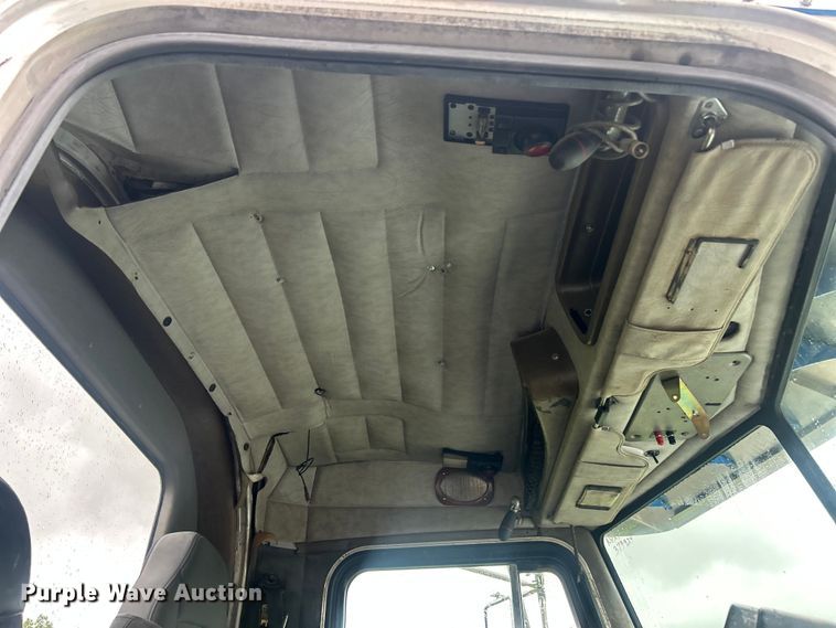 image for item FC2570 2001 Peterbilt 379 semi truck