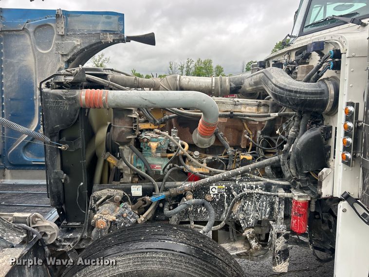 image for item FC2570 2001 Peterbilt 379 semi truck