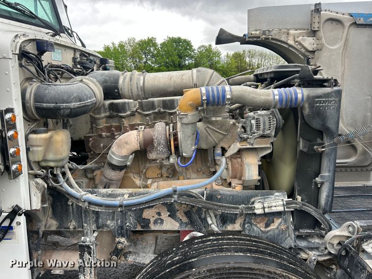 image for item FC2570 2001 Peterbilt 379 semi truck