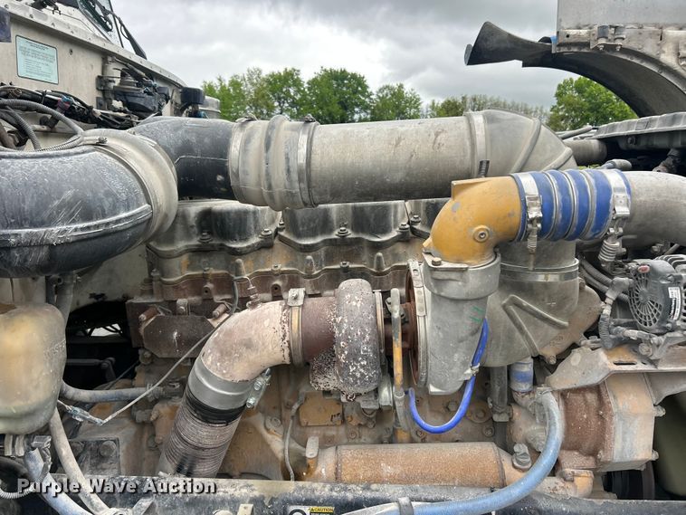 image for item FC2570 2001 Peterbilt 379 semi truck
