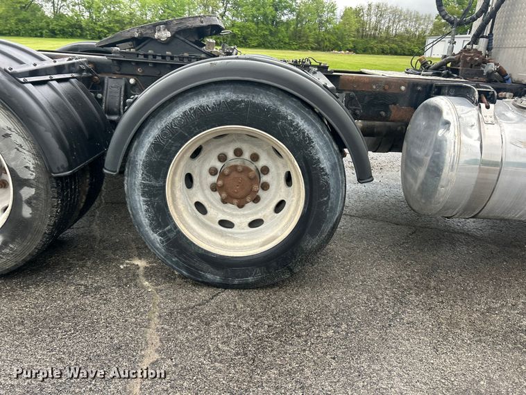 image for item FC2570 2001 Peterbilt 379 semi truck